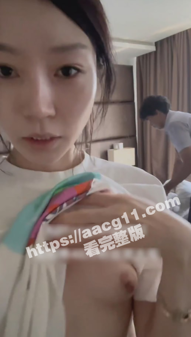 推特骚母狗彤彤乖出国相关图片