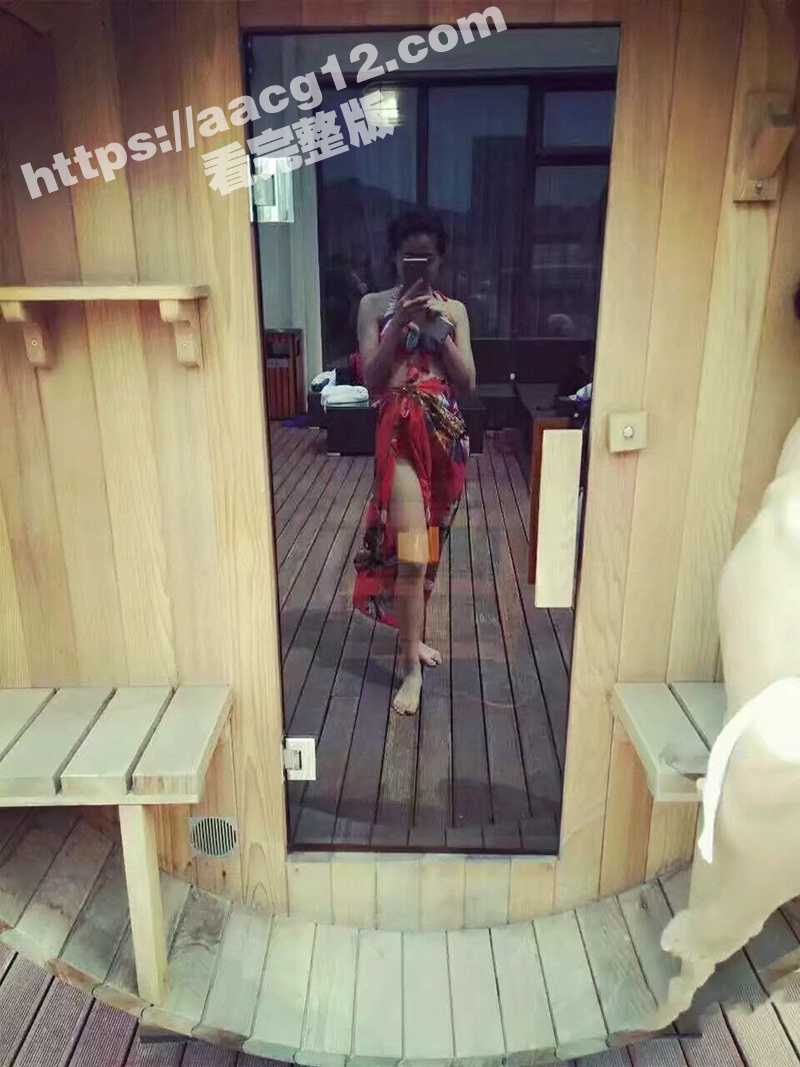 00后极品反差婊性爱视频曝光 清纯外表下是条淫荡母狗 渣男前任分手后泄密大尺度露脸视频
