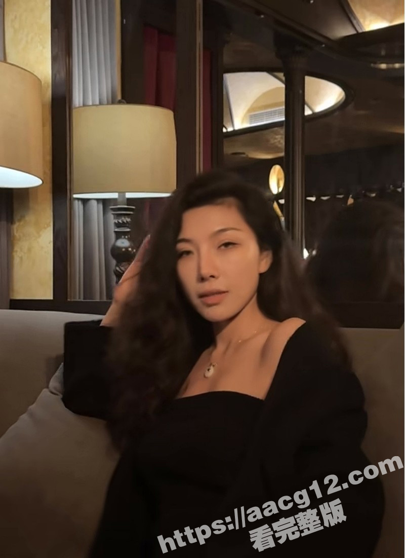 抖音12.7万粉美女网红一只懒桃 金主定制福利私拍 曲线身材妖娆火辣 柔软酥胸令人心动！