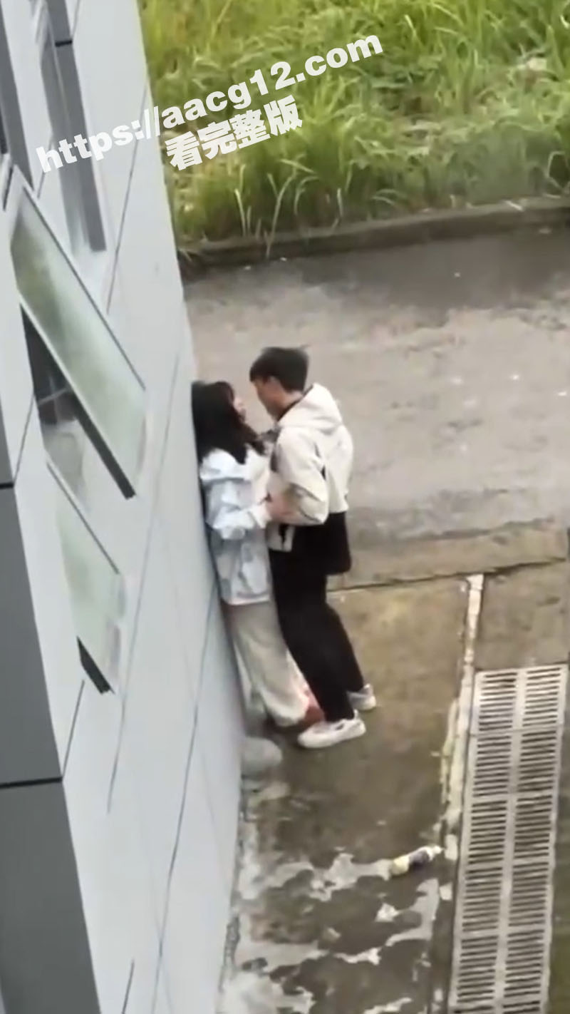盐城大学小情侣教学楼后激吻 男同学一头埋进女生怀里吸奶 对面楼偷拍的同学羡慕死了