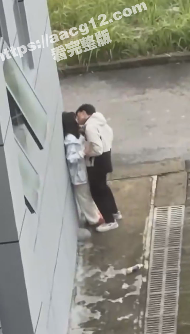 盐城大学小情侣教学楼相关图片