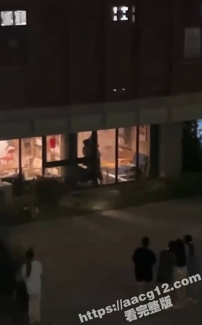 福建平潭学院情侣偷情 坐图书馆角落激情做爱 没想到是单向玻璃 做爱现场被众人围观 真社死啊