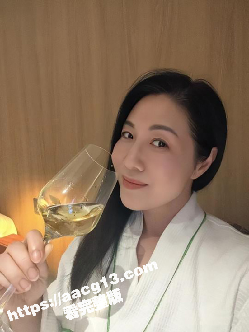 山东临沂中学历史老师王莹出轨男教师 熟女人妻诱惑满满 被炮友无套后入猛干后内射