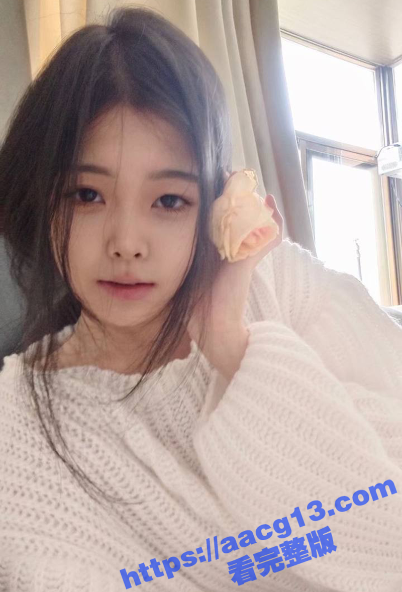 山东00后清纯校花 何雨菲 为完成主人任务 竟在酒店走廊露脸全裸行走自拍 白虎馒头逼堪称极品炮架