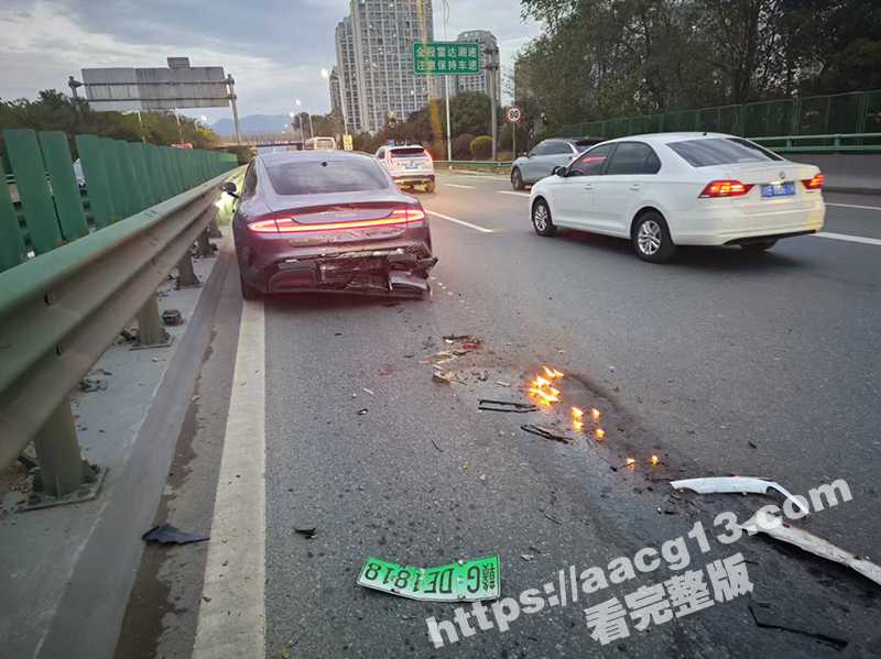 江西省九江市第一辆紫色小米su7撞毁汽油车 电车没事油车却被烧得精光 行车记录仪现场视频曝光