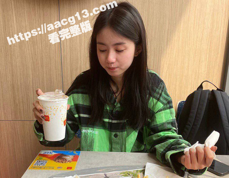 上海可爱清纯学生妹 被大叔一顿麦当劳 直接带去酒店调教 栓狗链穿各式丝袜被抗腿抽插