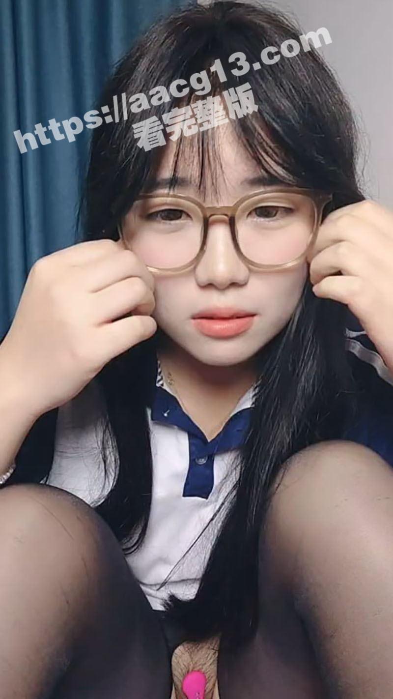 清纯可爱眼镜学生妹在家直播边洗澡边自慰 跳蛋扣穴表情淫荡享受 呻吟娇喘自言自语骚话超清晰