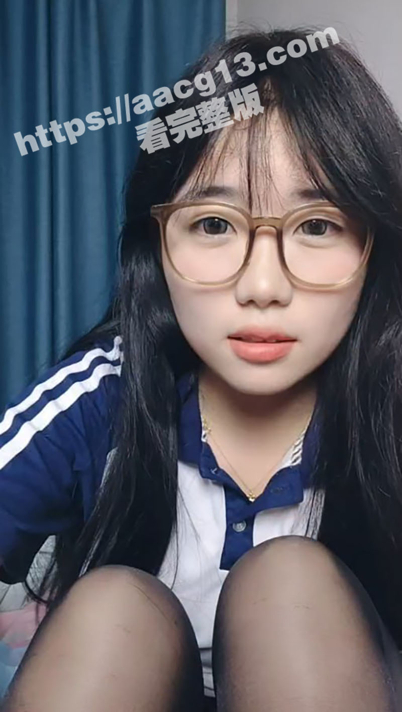 清纯可爱眼镜学生妹在相关图片