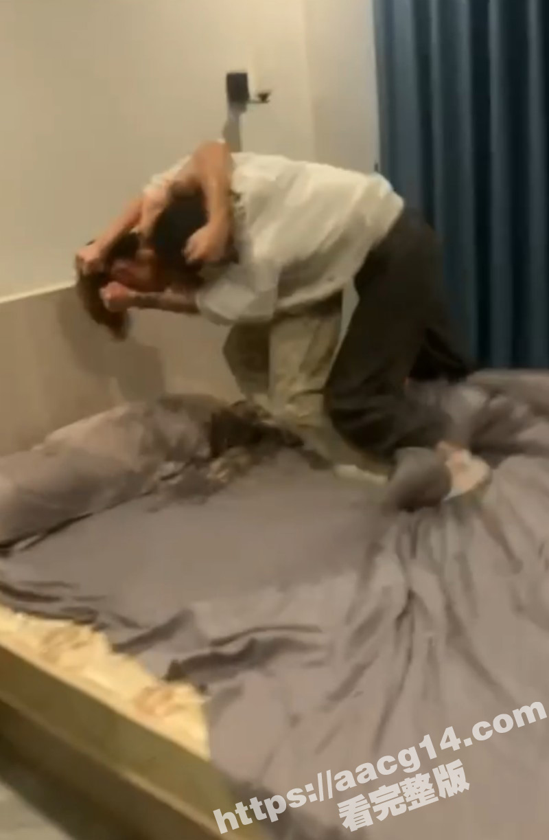 广州潮州一精神小妹当众出轨被曝光 原配捉奸在床 奈何打不过情夫被当场反杀！