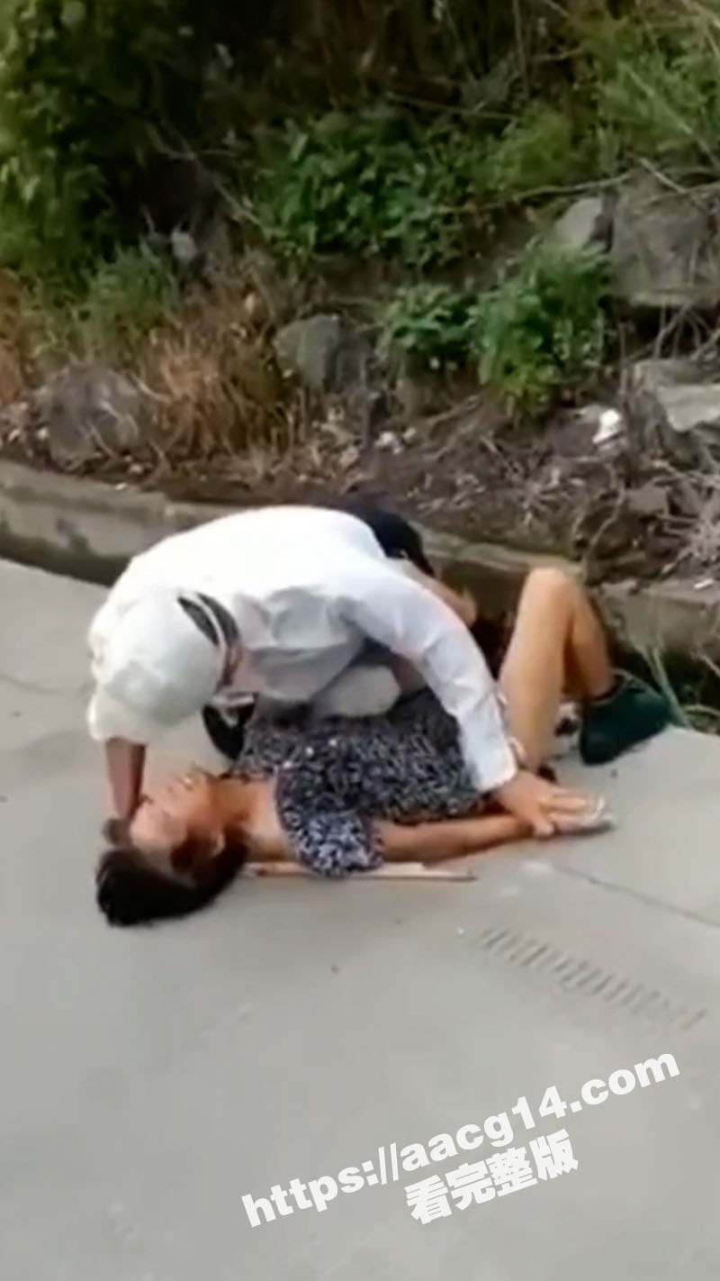 老年人狂热夕阳红当街开干 大爷众目睽睽脱光大妈内裤强奸 大爷大妈玩得比年轻人还要过火