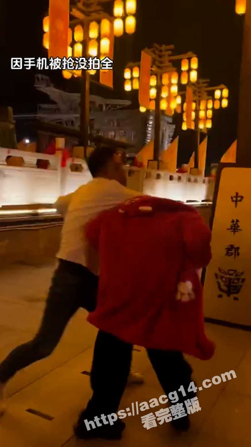 曝港囧执行制片人张宇光 在陕西疑因拍照纠纷打骂游客抢手机 事后开直播称不后悔 完整版现场画面曝光