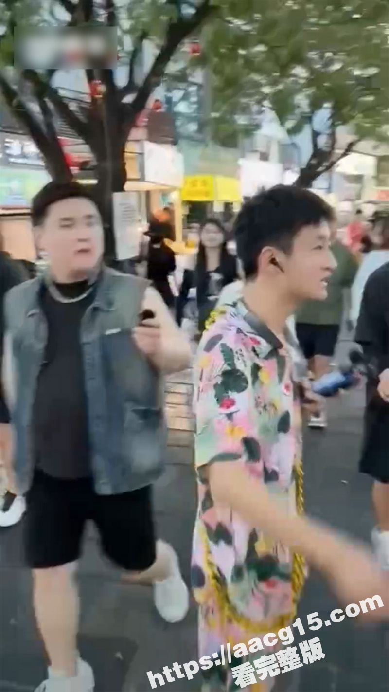 快手网红祁天道 在三亚户外直播时 街边用竹签捅少女屁股 曾因诈骗入狱3年 出狱后毫无底线直播