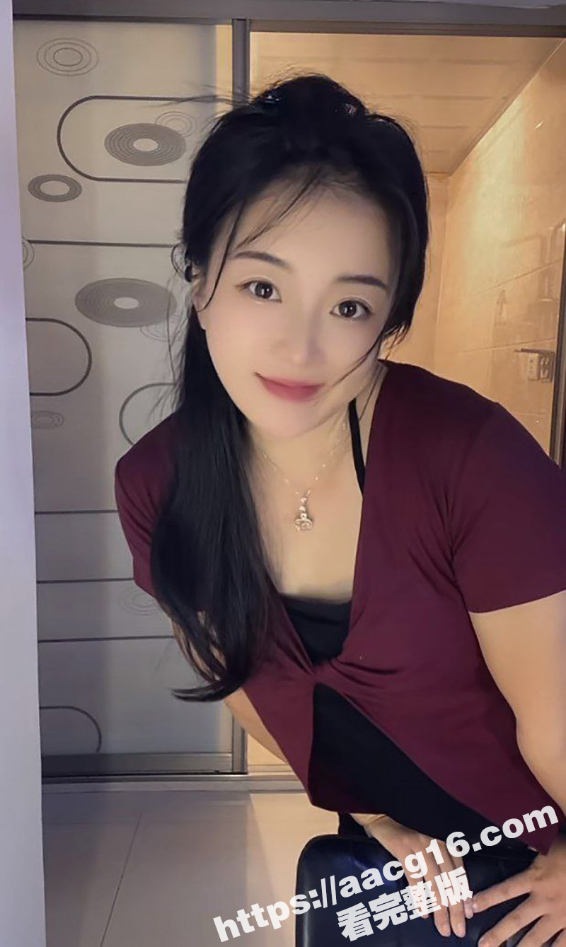 在表姐房间按摄像头 意外偷拍到玉指抽插骚逼 换着姿势玩穴到高潮 真想直接去操她啊