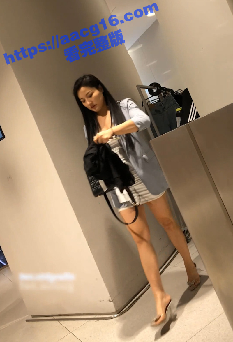 商场抄底极品身材高颜值短裙少妇 居然无内逛街 臀部扭动的十分撩人 疑似是为了完成金主的任务