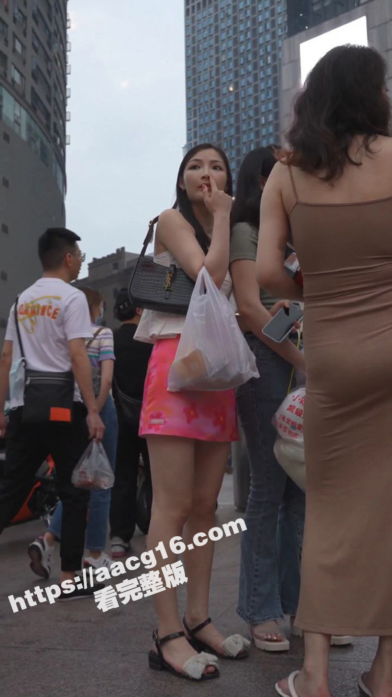 街拍抄底 裙底春光乍相关图片