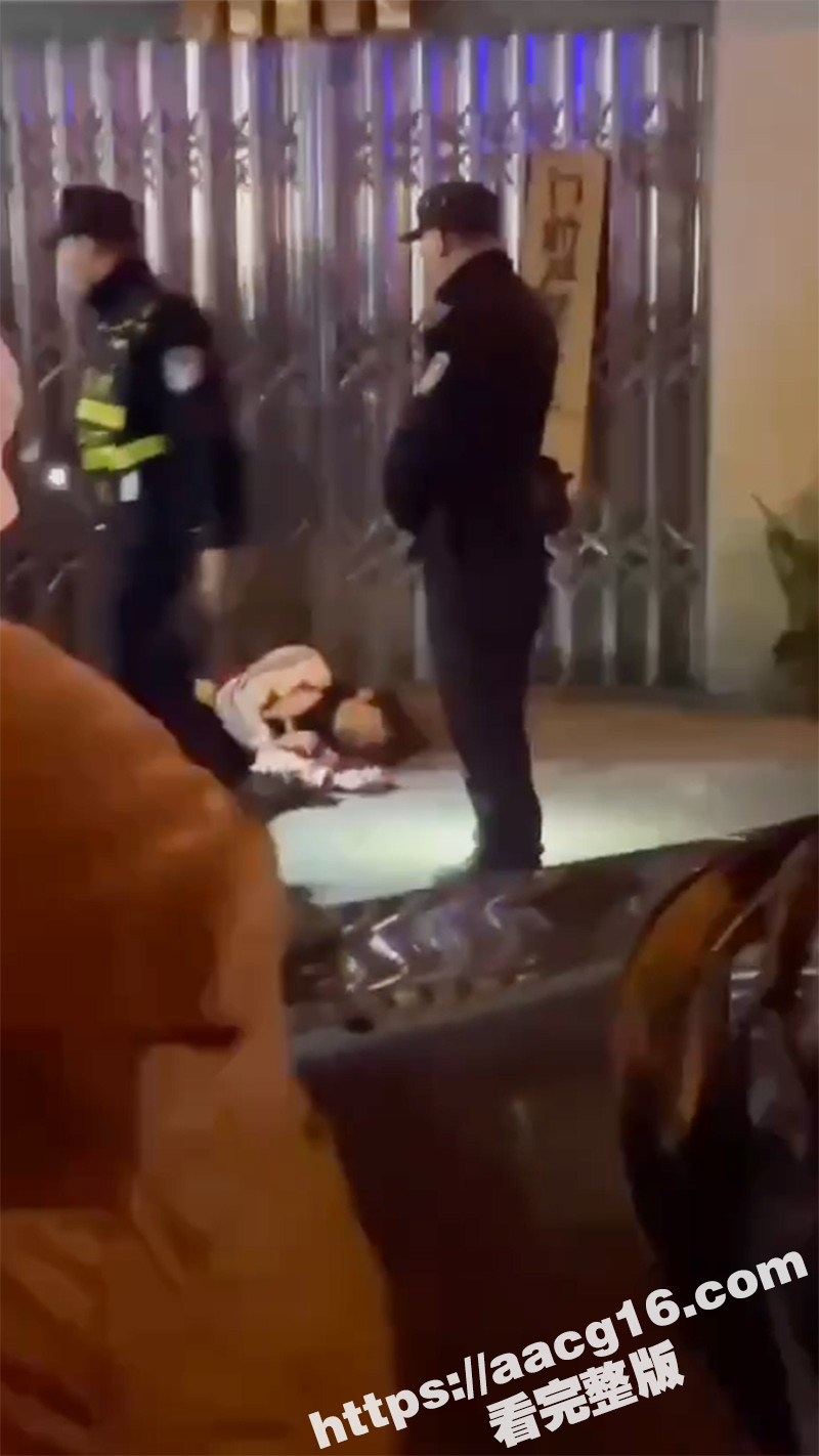 广西柳州鸡婆砍人 一男子挑逗骚鸡 结果被人当街砍杀 警方很快到达现场 目前嫌疑人已被控制