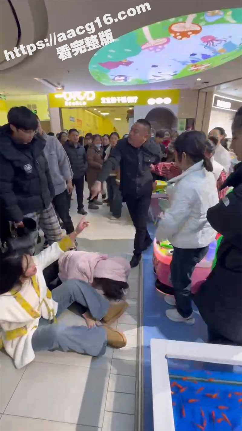 江苏徐州邳州市 中钰商场原配抓小三 直接上手扒光衣服 奶子按在地上摩擦 小舅子一旁助威