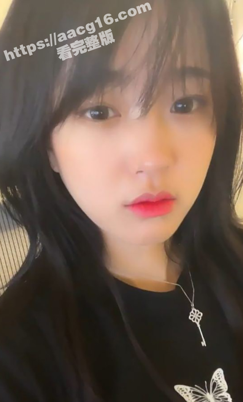韩国清纯豪乳绿播美女直播时不慎走光 粉色樱桃奶头初露镜头前遭粉丝录屏疯传