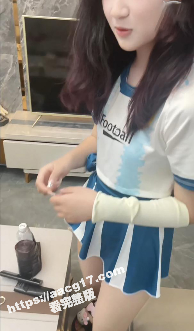 海角乱伦大神 烟色晚空 拿下高颜值表妹 甜美cos足球宝贝 后入无套疯狂抽插