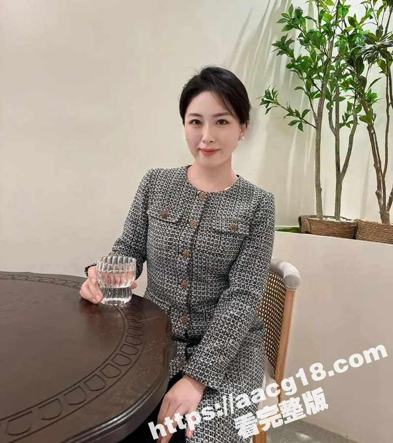 海角妈妈的丰乳肥臀新作 极品老妈打扮的性感诱人 穿开裆情趣丝袜 被儿子在楼道中激情后入