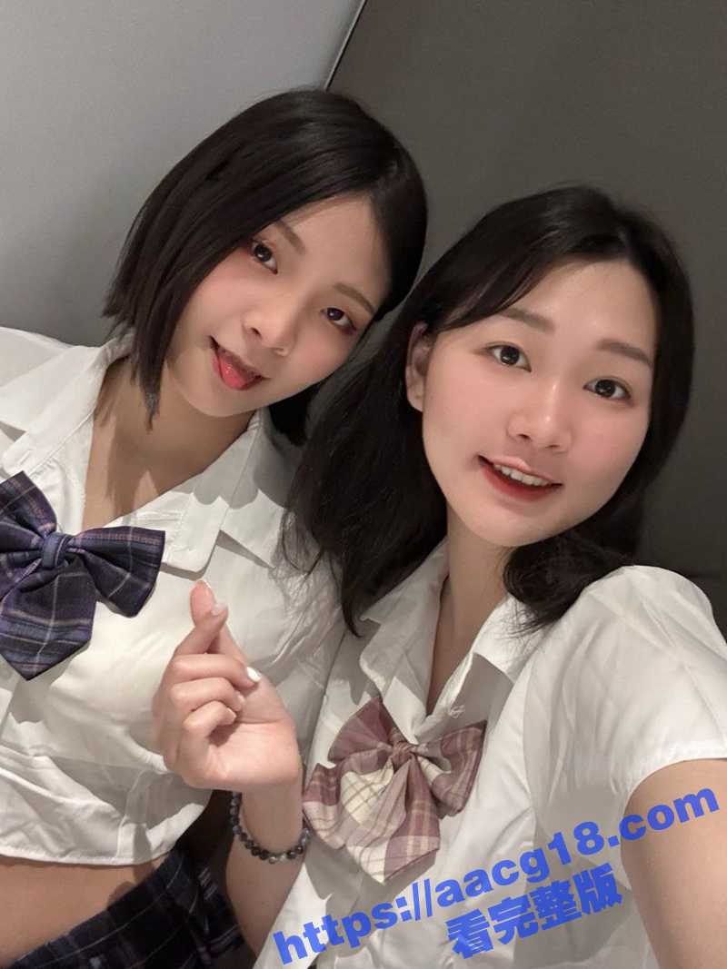 00后百合好闺蜜 都是极品性感萝莉 一起在商场玩露出 更衣间互舔自慰 鲍鱼超嫩强烈推荐