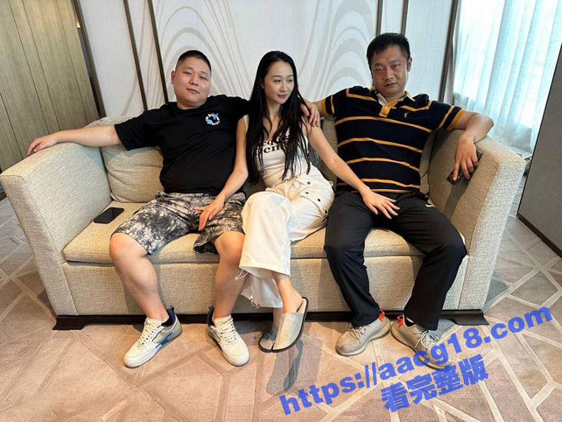 真实3p长腿翘臀空姐 极品身材性感女神 酒店约啪两位大哥 黑丝美腿随便玩 前后夹击超诱人