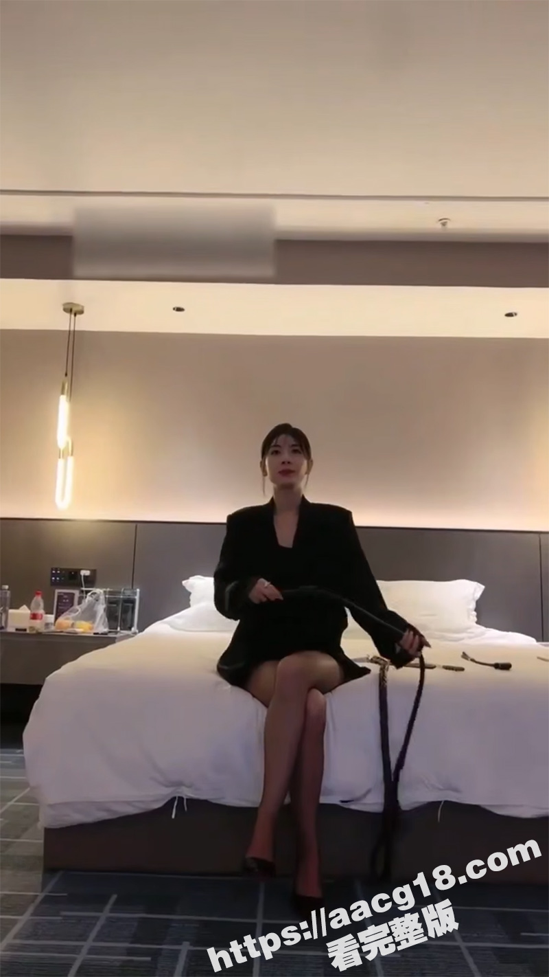 黑丝长腿御姐女王 酒店调教2个男奴 皮鞭抽脸辱骂 玉足高跟踩脸 男狗爬过来舔脚 太下贱了
