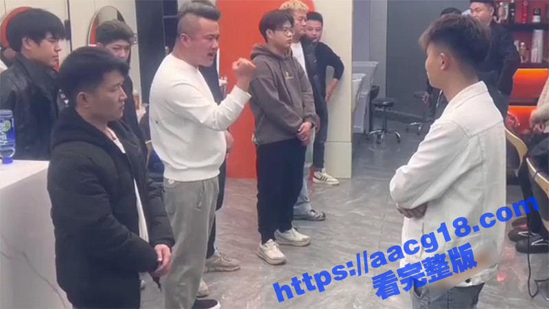 理发店店长鼓励员工 竟然狂扇自己嘴巴 这是进过传销组织么 店长扇完员工也开始扇 太奇葩了