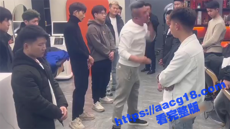 理发店店长鼓励员工 相关图片