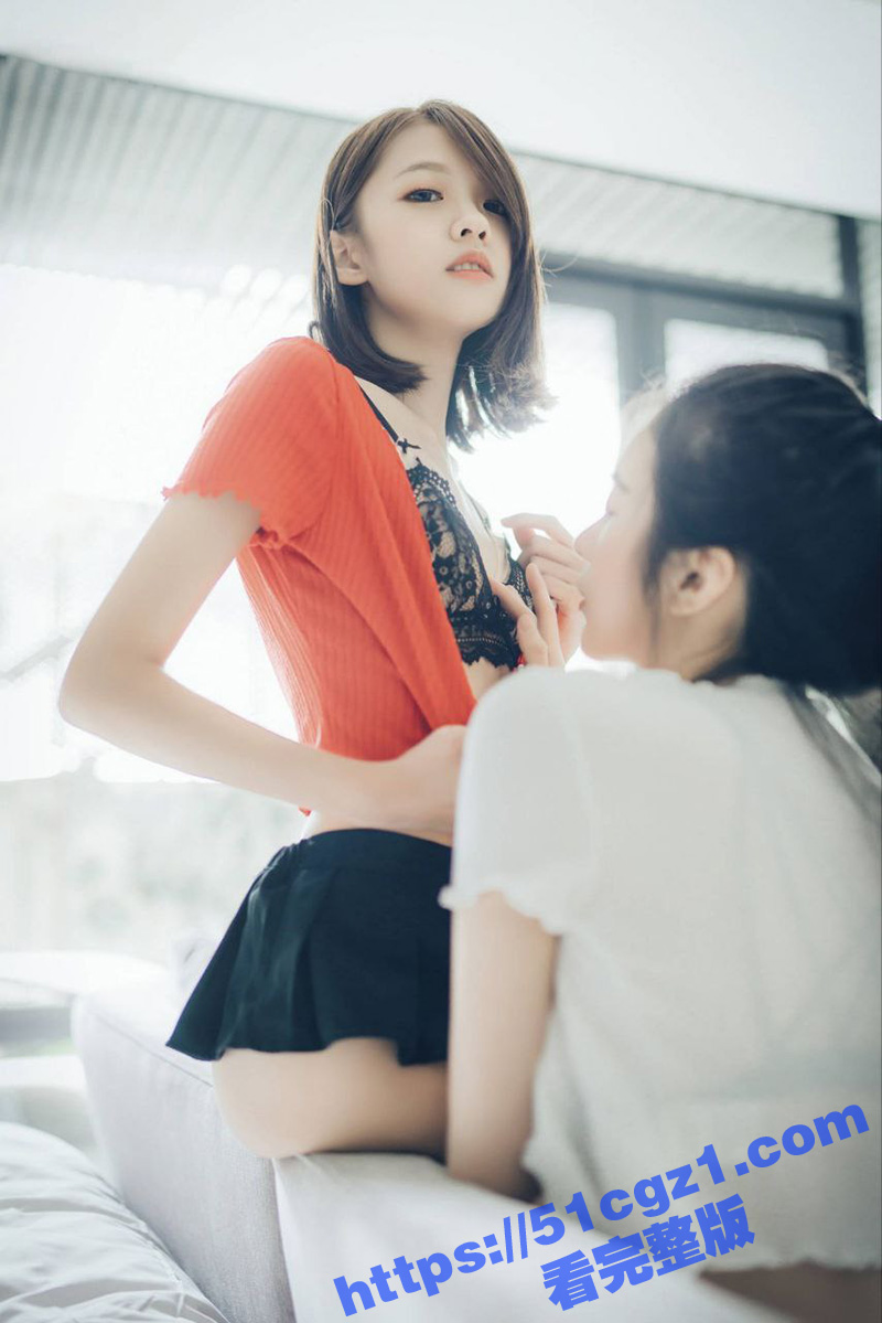 高颜值女同居家自拍 相关图片