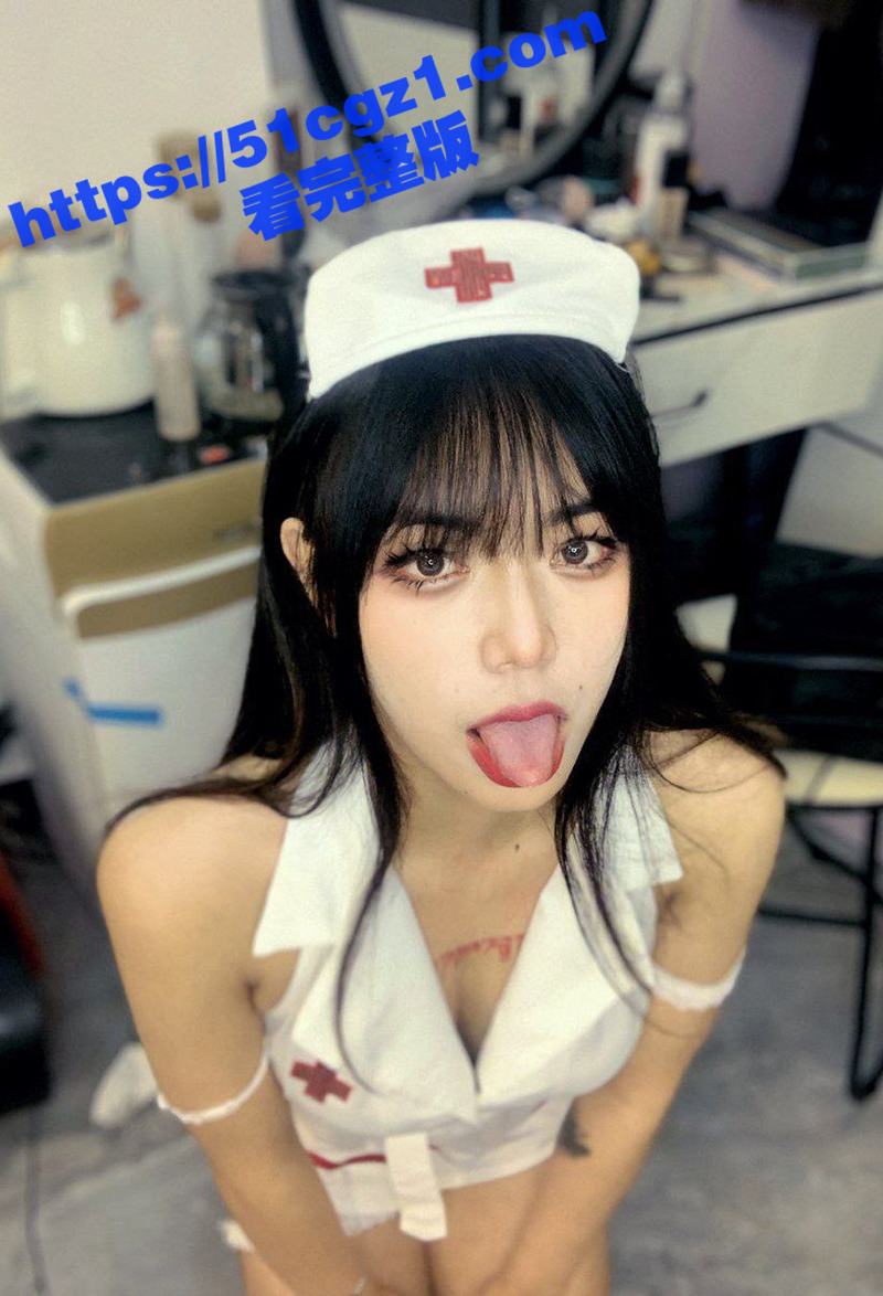 抖音顶级颜值女神网红 黑皮美女 拥有超丰满身材的大美女上演制服诱惑 撅翘臀为金主展示各种性感小内裤和丝袜玉足！
