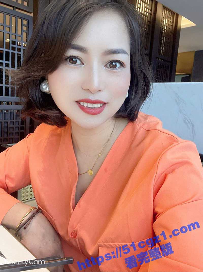 已婚肥臀骚熟女 为了追求刺激 被绿帽老公带出来3P 左右开弓激情吃屌 全程记录淫荡至极