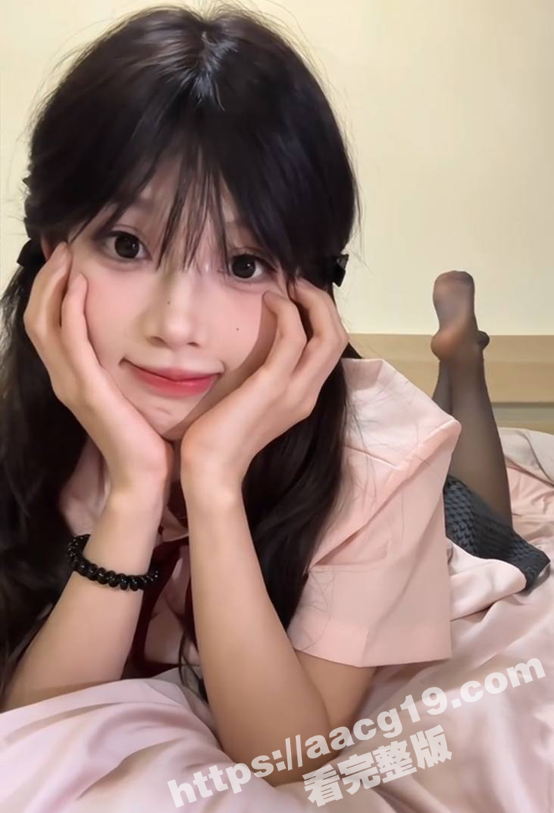 B站清纯女主播 晴天小猪 土豪重金私定视频 二次元萌妹上演极致裸足诱惑
