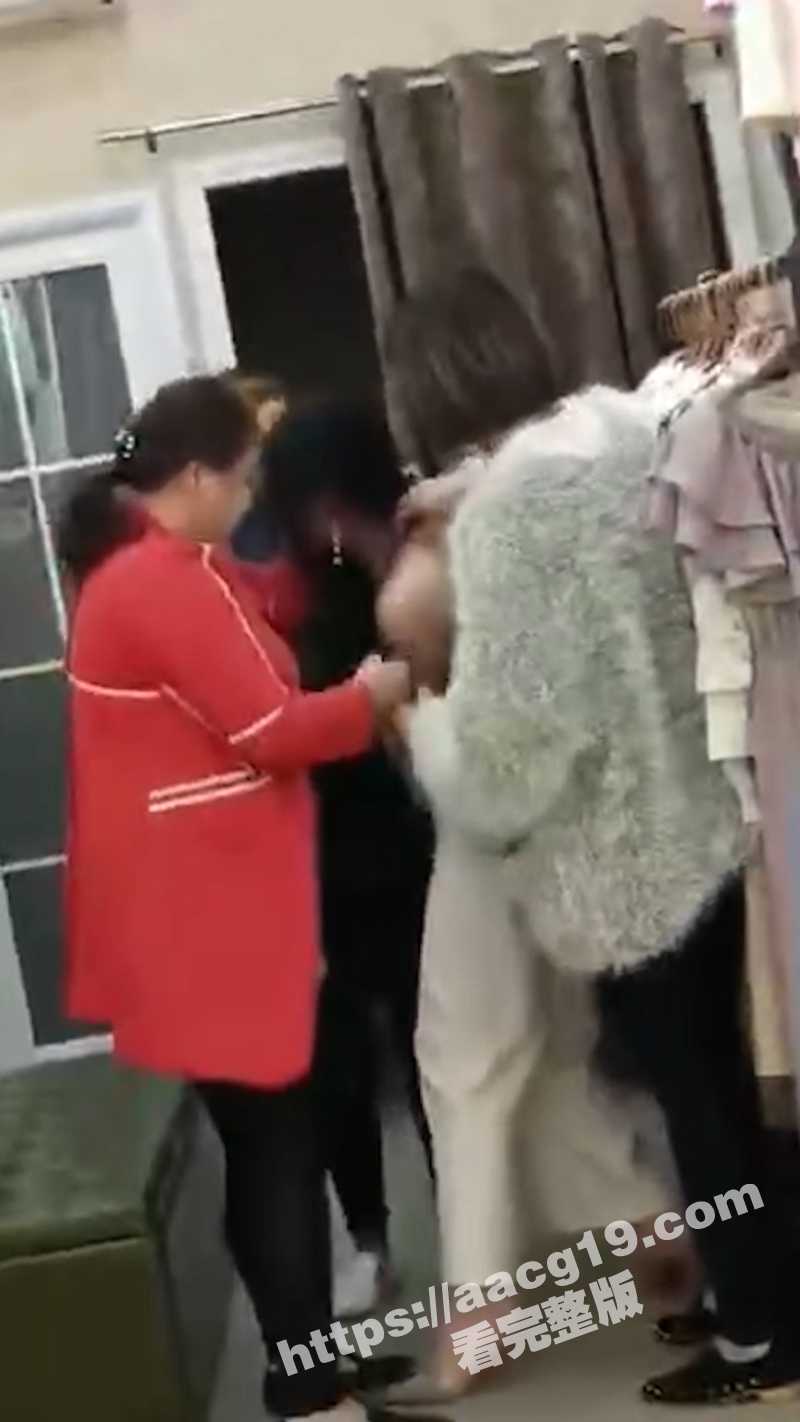 漂亮的服装店长知三当三被原配上门剪头发 众目睽睽之下被当街扒光衣服 小三看起来身材还不错呢