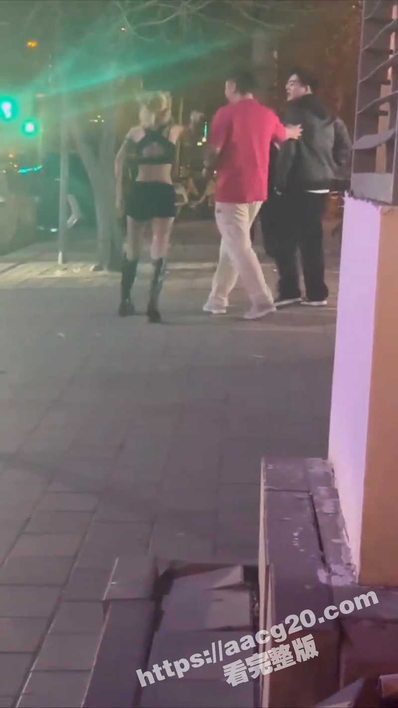 社会小妹街头吵架一言不合就脱裤子 妹子上街居然不穿内衣挂空挡 还破口大骂我就是骚逼怎么样