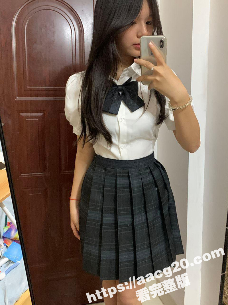 外表高冷校花女神 分手后被曝光流出 对着镜子发骚自拍 揉奶诱惑男友 没想到私底下这么淫荡