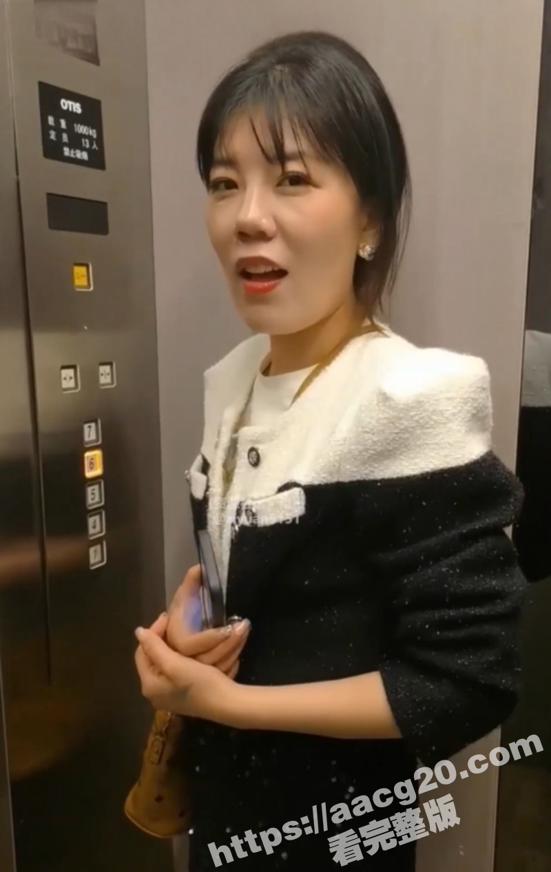 奇骚无比的已婚少妇母狗 发情被炮友调教 电梯里穴夹跳蛋 爬行接尿无所不能