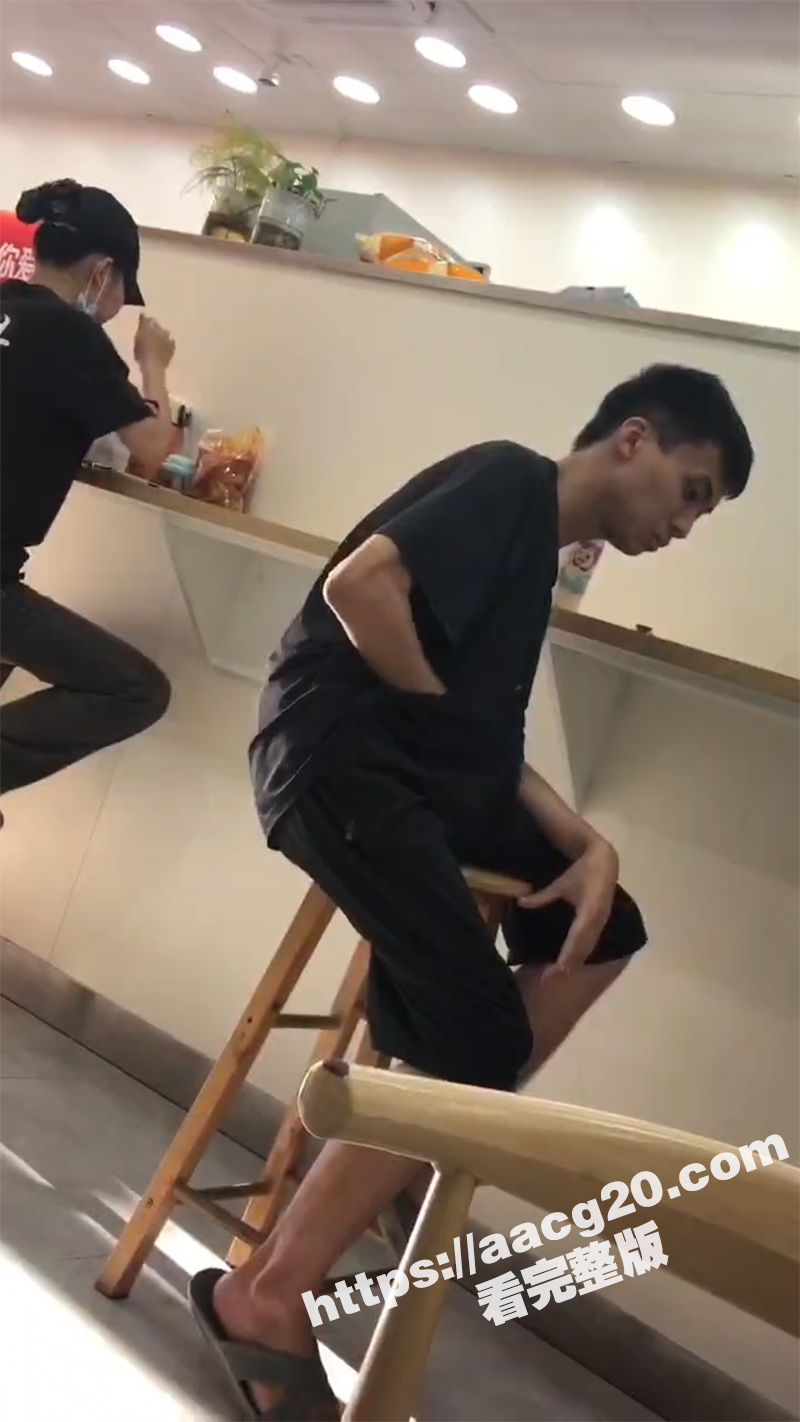 蜜雪冰城惊现狙击手 对着坦克少妇撸管 哥们一看就撸多了 眼圈发黑有点虚啊 真是够变态的