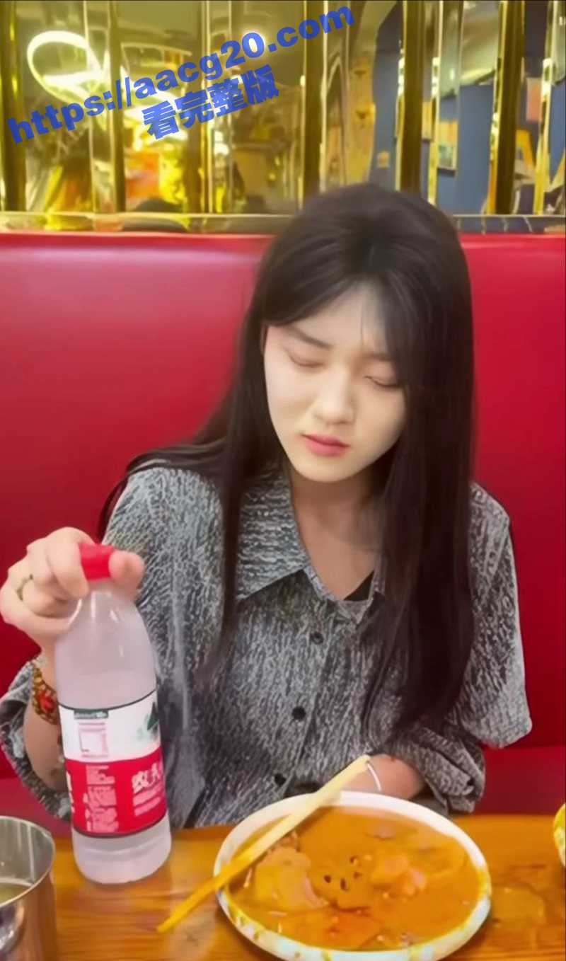 高颜值美眉被猥琐男同相关图片