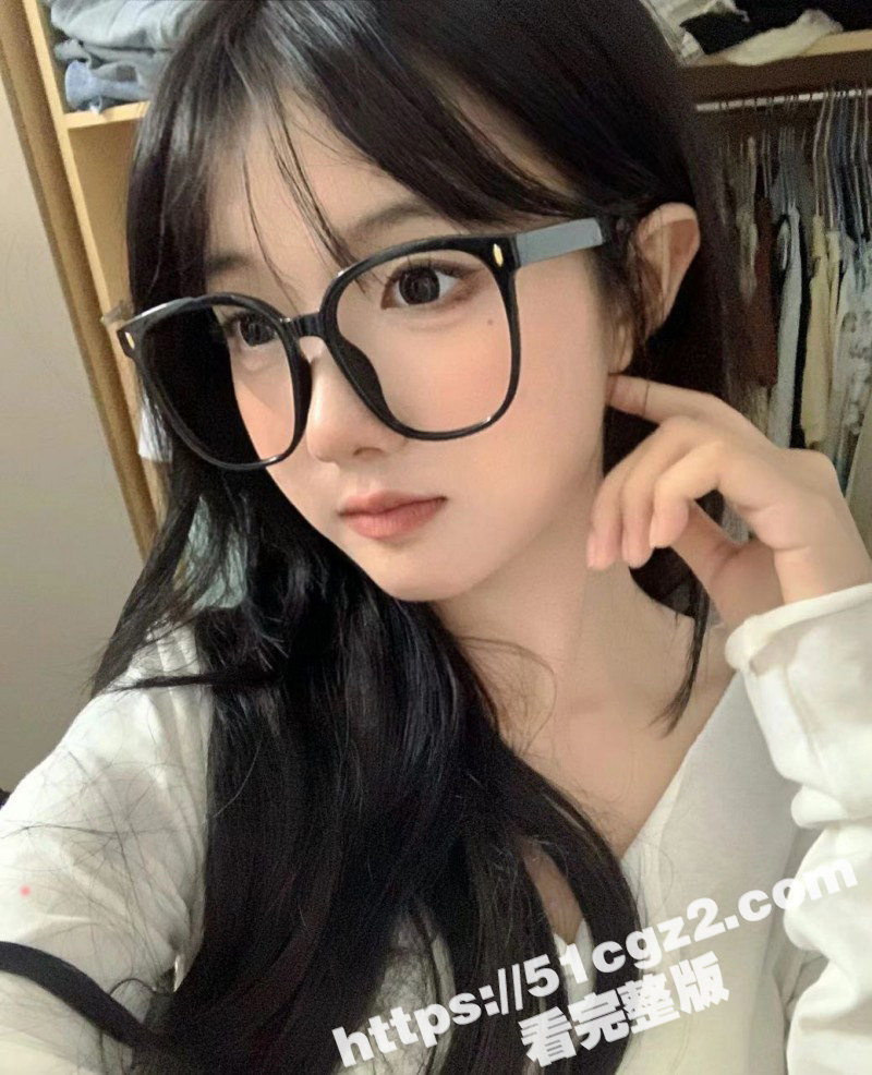 乱伦大神和妹妹同居的生活 调教内射穿开裆白丝的骚妹 道具强制插穴淫水四溢