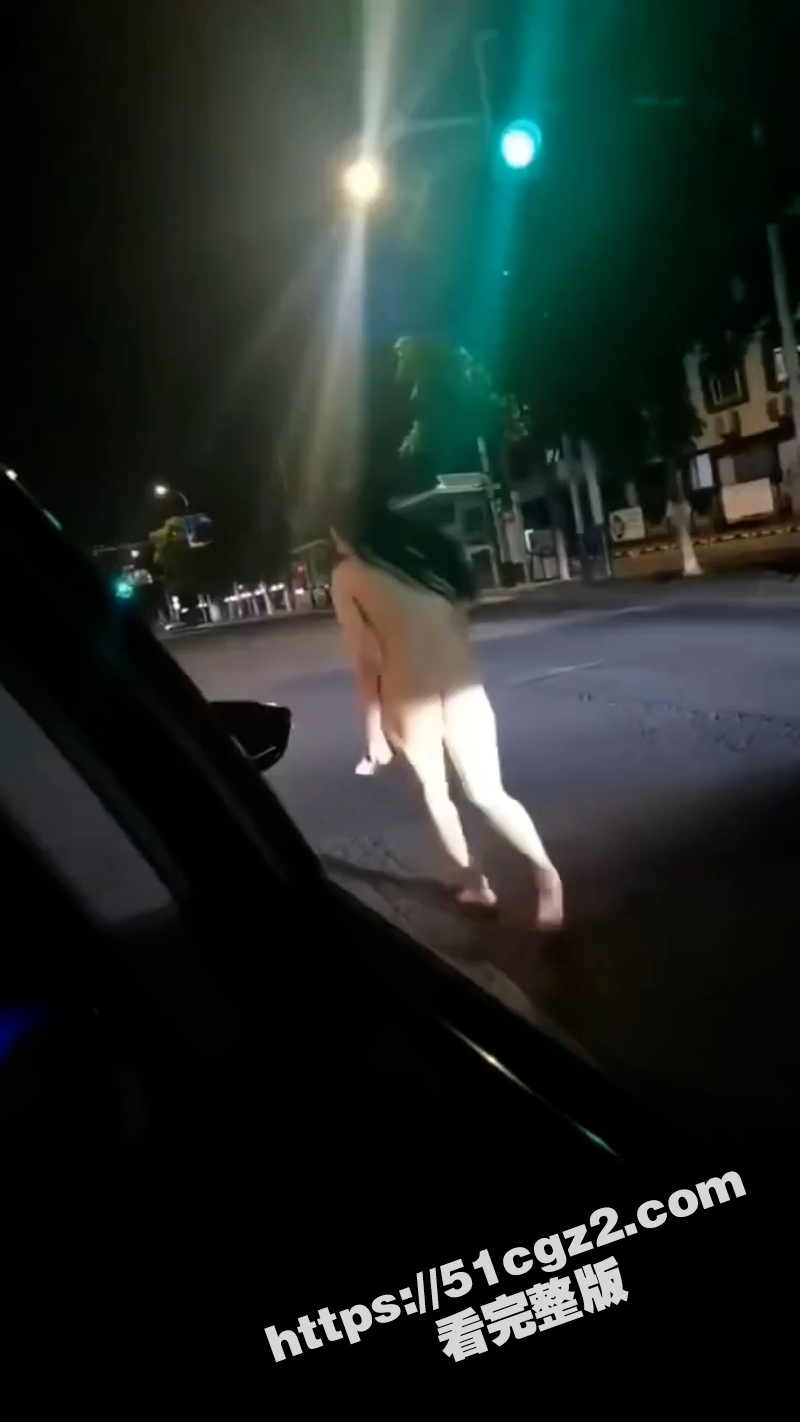 小情侣街上吵架女子一相关图片