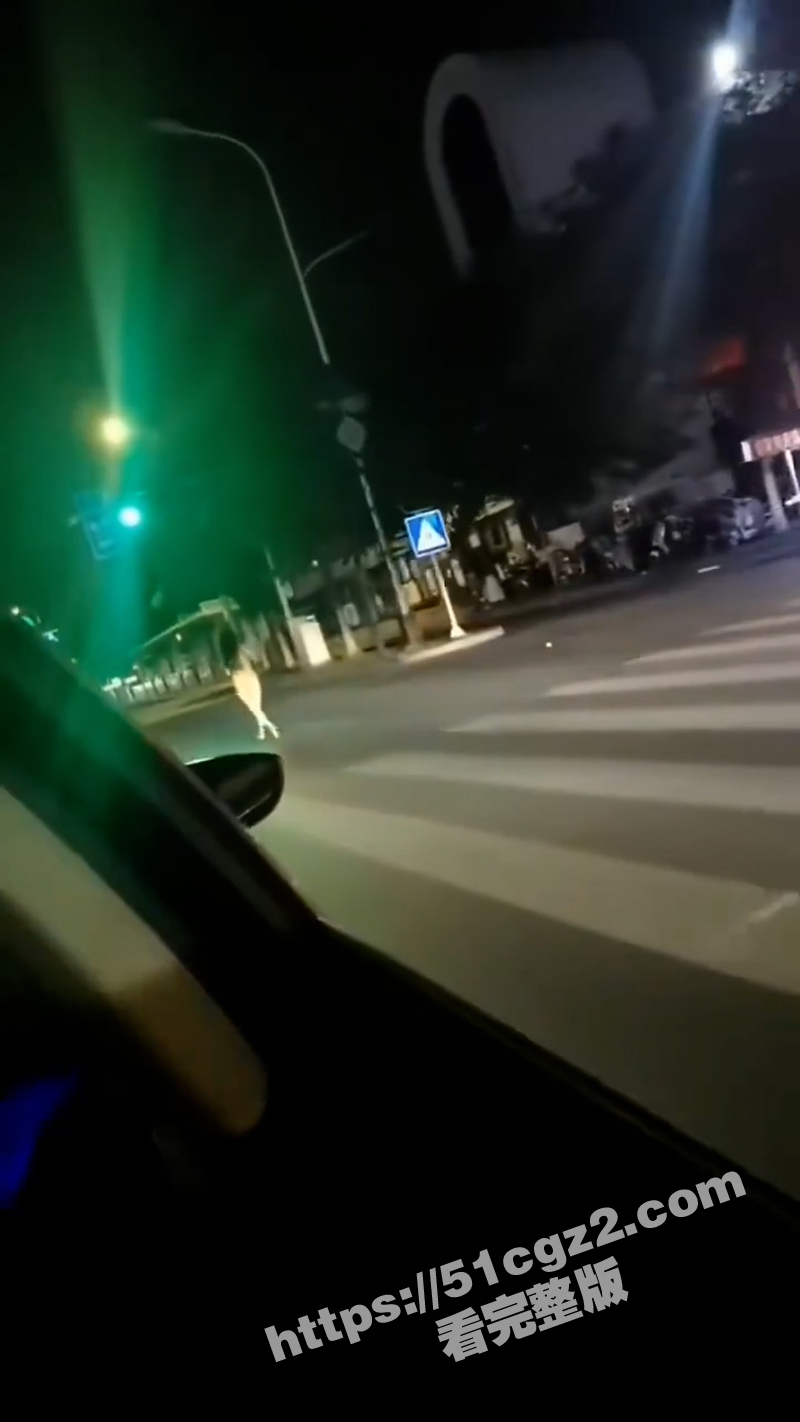 小情侣街上吵架女子一相关图片