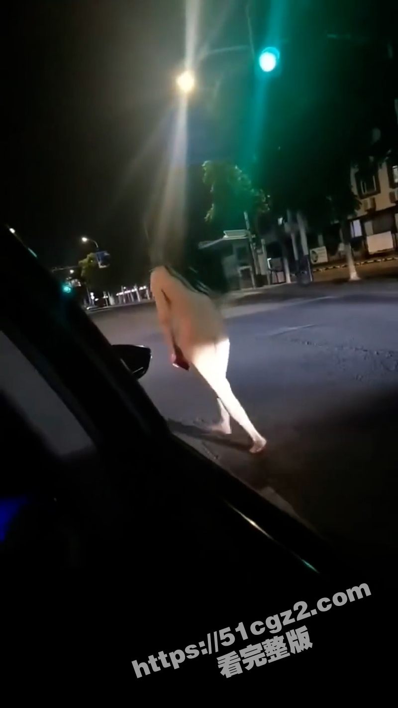 小情侣街上吵架女子一相关图片