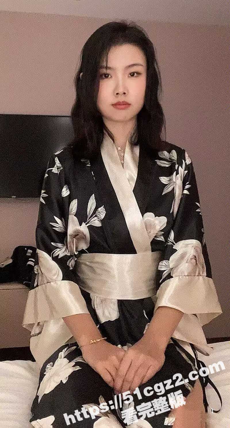 海角大神乱伦嫂子 趁老哥不在家 让嫂子穿上鱼网袜 和性感情趣内衣 按在沙发上打桩爆操