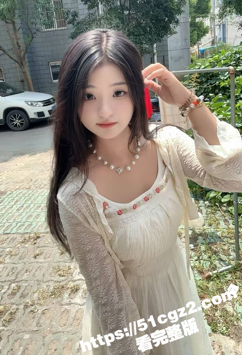 上海黑丝白领女神 小涵涵 在家里玩自缚捆绑求刺激 被粉丝跟踪闯入 逼里轮插各种性爱玩具 还用炮机调教