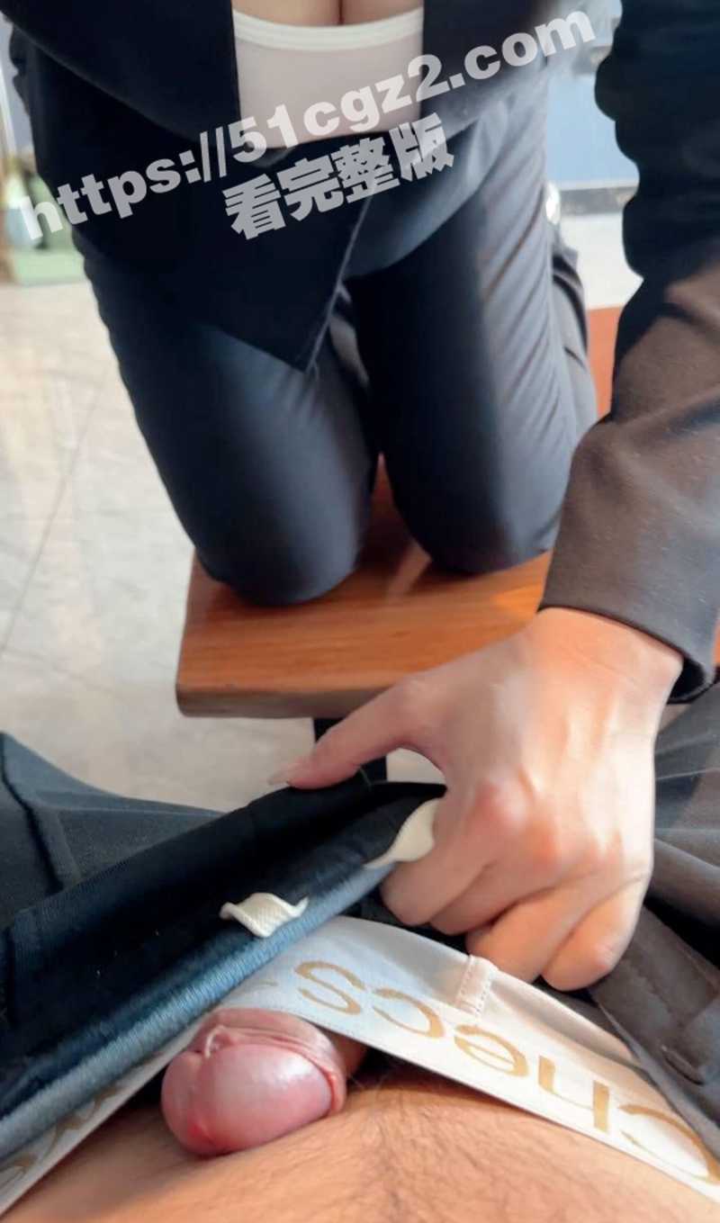 海角社区最火爆偷情现场 发小老婆边接电话边给口交 当面被绿狂野交合的感觉超级刺激