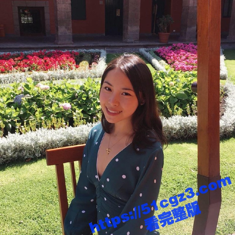 崇洋荡妇嘴巴都被塞满了也要努力吞精 颜射过后还要给舔干净 媚外婊在老外面前是真下贱