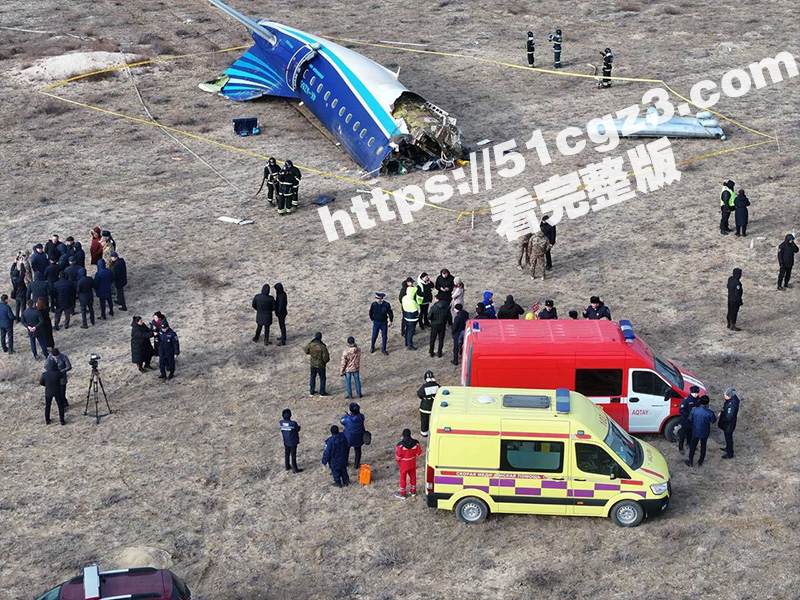 疑因鸟群撞击 阿塞拜疆载72人客机坠毁 坠机全过程及现场视频曝光