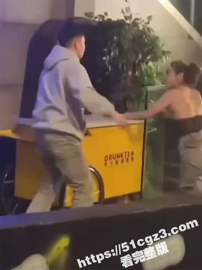 夜场女打架抓奶 男子为保护姘头 施展星爷绝技 抓奶龙爪手 胸袭女子遭走光