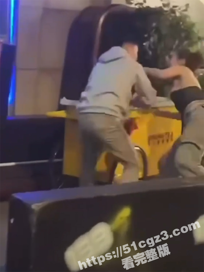 夜场女打架抓奶 男子相关图片